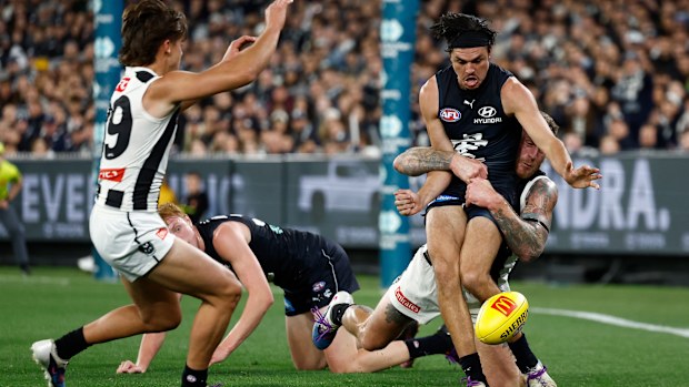 MELBOURNE, AUSTRALIA - 16 DE ABRIL: Elijah Hollands of the Blues es abordado por Tim Membery of the Magpies durante el partido de la Ronda 06 de la AFL de 2026 entre Carlton Blues y Collingwood Magpies en el Melbourne Cricket Ground el 16 de abril de 2026 en Melbourne, Australia. (Foto de Michael Willson/AFL Photos vía Getty Images)