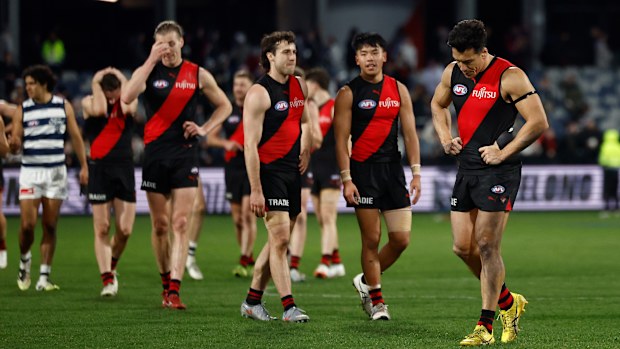 Dylan Shiel, Bombers'ın bir yenilgisinden sonra üzgün.