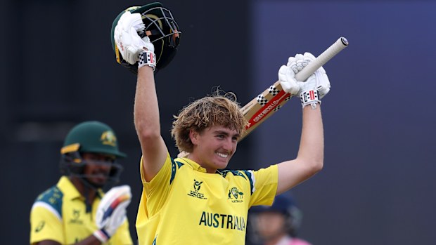 WINDHOEK, NAMIBIA - 20 OCAK: Will Malajczuk, Avustralya'nın Japonya ile oynadığı ICC U19 Erkekler Kriket Dünya Kupası 2026 maçında yüzünü kutluyor.