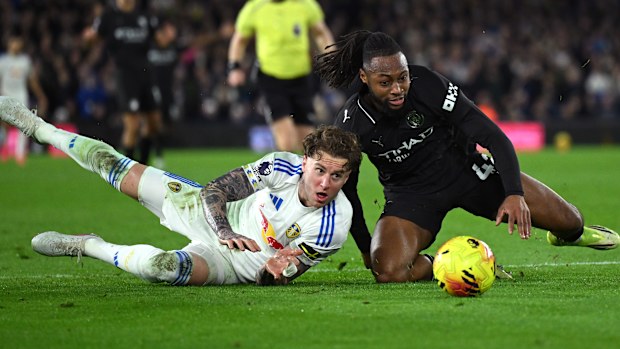 Antoine Semenyo ve Joe Rodon top için mücadele ediyor.