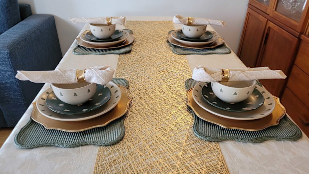 Christmas table setting, tablescape, green and gold theme, Kmart