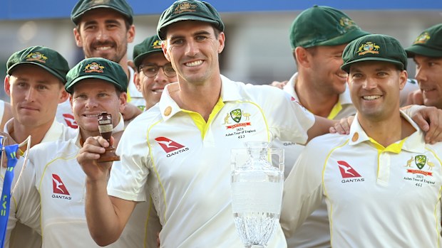 O capitão australiano Pat Cummins comemora levantando a urna das Cinzas após manter a série com sucesso em 2023.