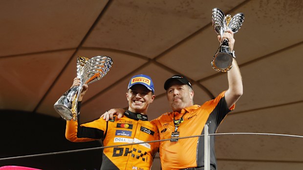 Lando Norris y Zach Brown en el escenario con los trofeos durante el Gran Premio de F1 de Abu Dhabi.