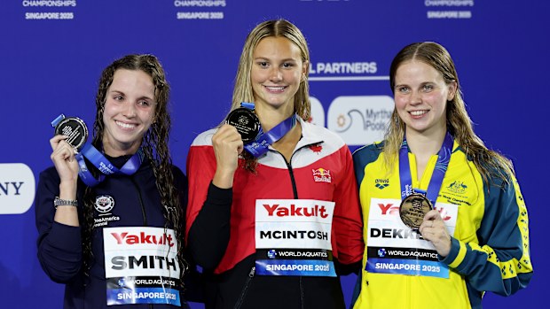 From left to right: Silver medallist Regan Smith, gold medallist Summer McIntosh and bronze medallist Elizabeth Dekker.