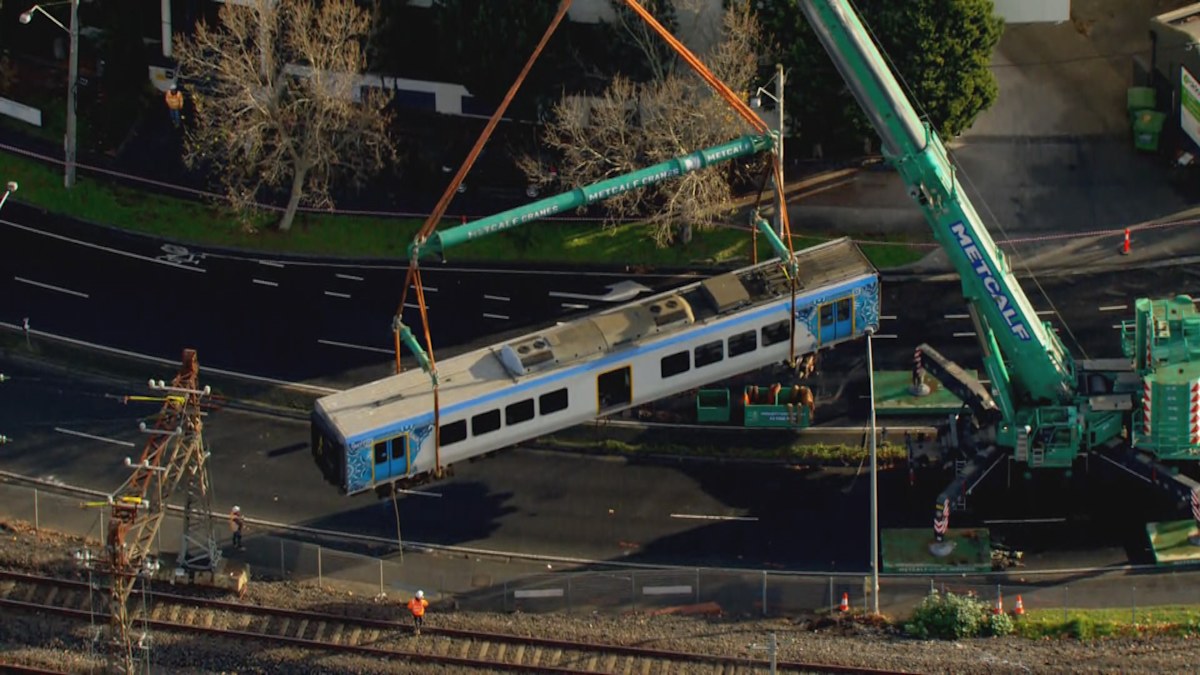Metro Trains: Two Melbourne train lines to remain suspended until ...