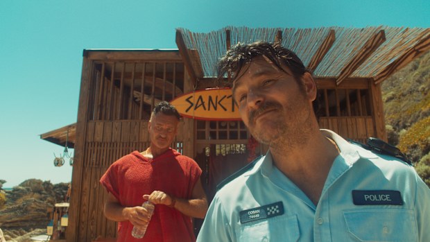 Julian McMahon as Scally and Justin Rozniak as The Cop in The Surfer