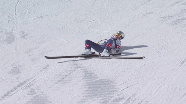 Lindsey Vonn yace sobre la nieve después de una caída durante la final de descenso.