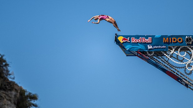 Rhiannan Iffland dives from a 22m platform. 