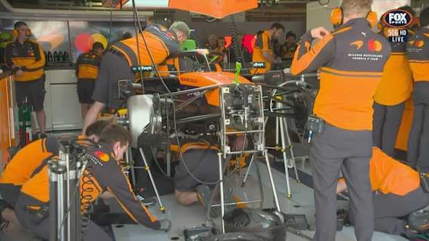 Lando Norris'in McLaren'ı, FP3 öncesi pil değişimi için kaldırılmış durumda.