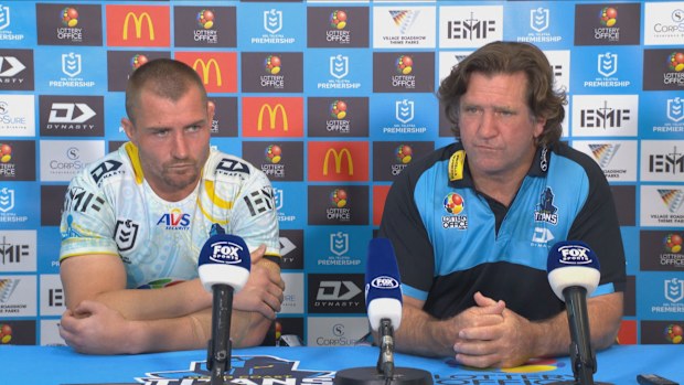 Des Hasler ve Kieran Foran medya ile konuşuyor.
