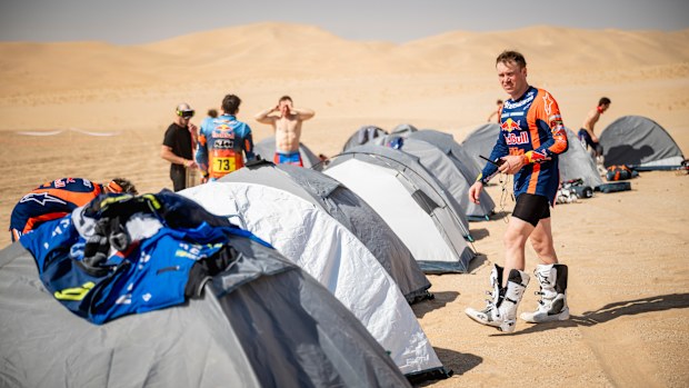 Daniel Saunders (AUS), de Red Bull KTM Factory Racing, es visto en el Marathon Bivouac después de la etapa 9 del Rally Dakar 2026 en Wadi Ad Tawasir, Arabia Saudita, el 13 de enero de 2026.