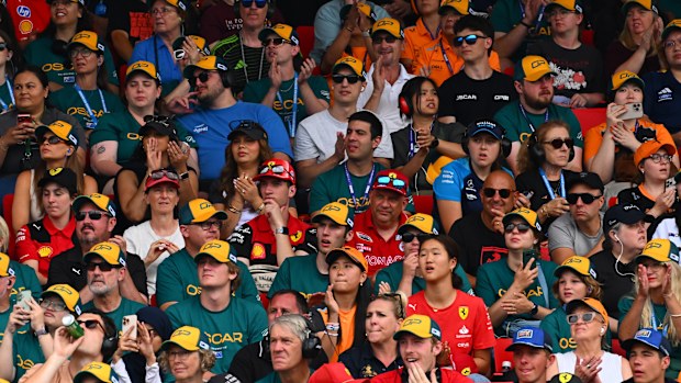 Tribünlerdeki hayranlar, ana düzlemdeki farkı duyabiliyor.