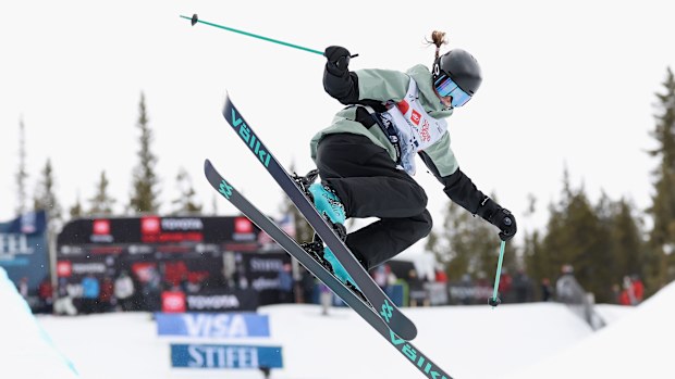 COPPER MOUNTAIN, COLORADO - 20 DE DICIEMBRE: Indra Brown de Australia en acción durante la práctica antes de competir en la final de Freeski Halfpipe femenino durante el Gran Premio Toyota American 2025 en Copper Mountain el 20 de diciembre de 2025 en Copper Mountain, Colorado. (Foto de Sean M. Haffey/Getty Images)