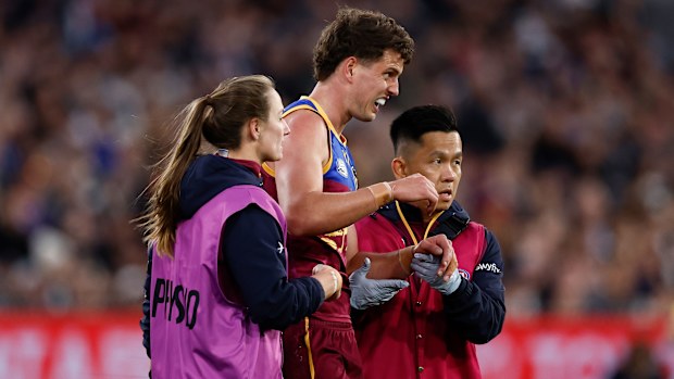 Jarrod Berry, Brisbane sağlık ekibi tarafından tedavi ediliyor.