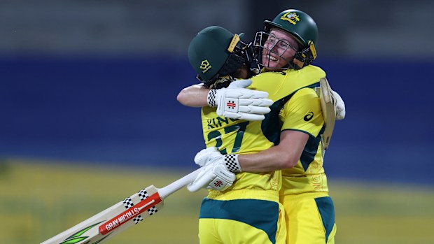 Beth Mooney es felicitada por Alana King después de hablar sobre su siglo durante el choque de la Copa Mundial de Críquet Femenina ICC entre Australia y Pakistán.
