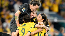 BRISBANE, AUSTRALIA - AUGUST 12: Mackenzie Arnold of Australia celebrates with her team mates after Cortnee Vine of Australia scores her team's tenth penalty in the penalty shoot out during the FIFA Women's World Cup Australia & New Zealand 2023 Quarter Final match between Australia and France at Brisbane Stadium on August 12, 2023 in Brisbane, Australia. (Photo by Bradley Kanaris/Getty Images)