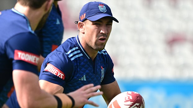 BRISBANE, AUSTRALIA - MAY 26: Reece Robson passes the ball during the NSW Blues State of Origin Squad training session at Ballymore Stadium on May 26, 2025 in Brisbane, Australia. (Photo by Bradley Kanaris/Getty Images)