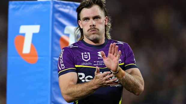 Ryan Papenhuyzen, 2024 NRL grand finalinde, Storm'un Panthers'a kaybetmesinin ardından taraftarlara teşekkür ediyor.