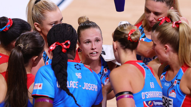 Round Hadley sprak met zijn team tijdens de zeven Super Netball -wedstrijden tussen Adelaide Thunderbirds en NSW Swifts.