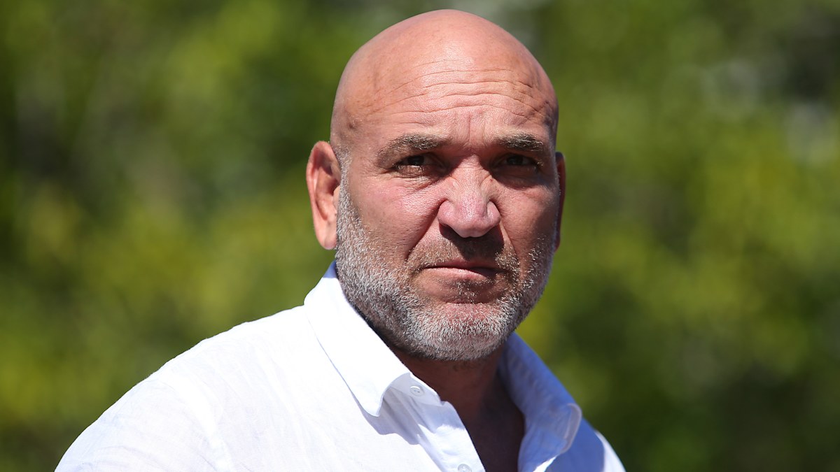Gorden Tallis Broncos-vete, crisismanager, handdruk van mediabaas Grant Williams