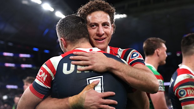 SYDNEY, Austrália - 05 de setembro: Rusters Mark Nawaknatwees e James Tedesco Sydney Rusters e South Sydney Rabbetohs comemoram a partida da Rodada 27 NRL no Sydney Stadium, no Estádio de Sydney, em setembro de 2025, 2025, Austrália. (Foto de Cameron Spencer/Getty Fig.)