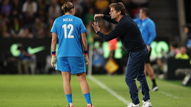 Joe Montemurro da instrucciones al portero Teagan Micah.