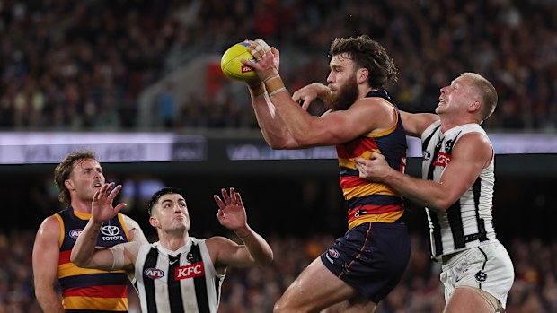 Riley Thilthorpe of the Crows marks in front of Billy Frampton of the Magpies.