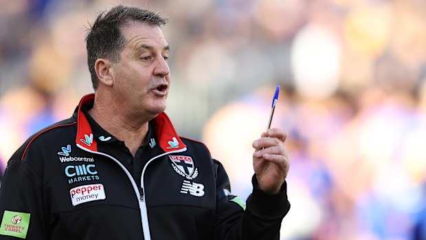 Perth, Austrália -02 de julho: O treinador sênior dos Sants Ross Lyon pediu a equipe no Optus Stadium em 2 de julho de 2023, AG Gaus e St. K Last of St. Karda Saints nos jogos de 2023 Round 16 Round 16. (Foto de Will Russell/AFL Fotos através de fotos)