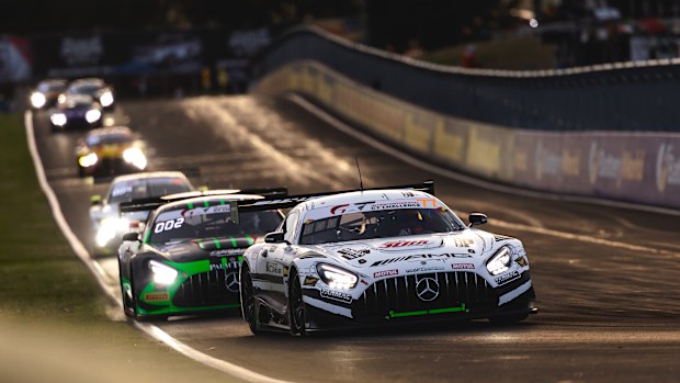 #77 Maximilian Götz, Ralf Aron y Lucas Auer, pilotos del Mercedes-AMG Team Craft Bamboo Racing Mercedes-AMG GT3 EVO durante las 12 Horas de Bathurst en Mount Panorama el 15 de febrero de 2026 en Bathurst, Australia. (Foto de Daniel Kalisz/Getty Images)