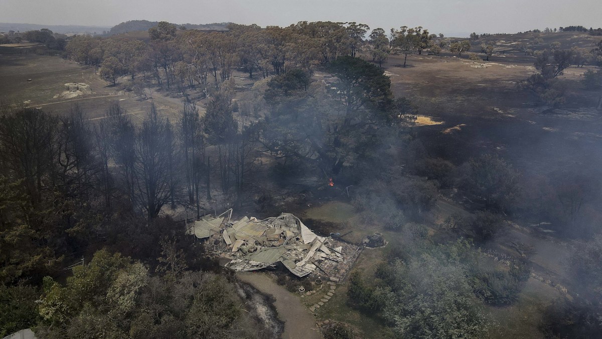 Bushfire and cyclone live updates: Ten major bushfires still burning in ...