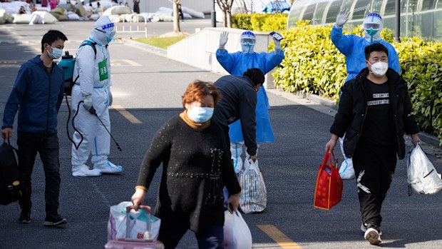 The first group of patients who have recovered from COVID-19 leave a makeshift hospital converted from Shanghai Convention & Exhibition Center of International Sourcing.