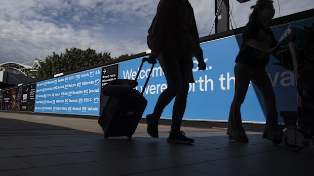 Sydney Airport international travellers tourists arrive 