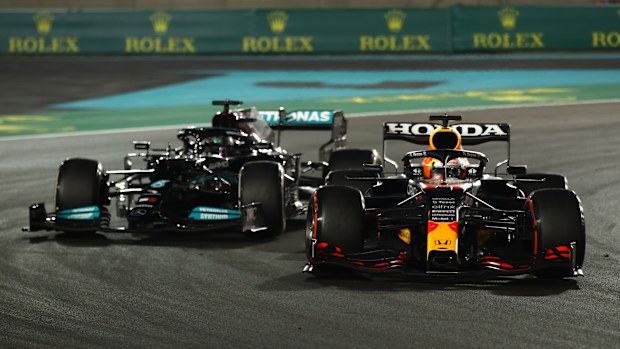 Max Verstappen de Holanda conduciendo el (33) Red Bull Racing RB16B Honda lidera a Lewis Hamilton de Gran Bretaña conduciendo el (44) Mercedes AMG Petronas F1 Team Mercedes W12 durante el Gran Premio de F1 de Abu Dhabi en el circuito de Yas Marina el 12 de diciembre de 2021 en Abu Dhabi, Emiratos Árabes Unidos. (Foto de Joe Portlock – Fórmula 1/Fórmula 1 vía Getty Images)