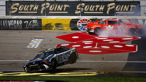 Tyleris Reddickas, #45 Jordan Brand Toyota vairuotojas, ir Bradas Keselowskis, #6 King's Hawaiian Ford vairuotojas, sukasi po incidento trasoje per NASCAR Cup Series South Point 400 lenktynes ​​Las Vegaso automobilių lenktynių trasoje 2024 m. spalio 20 d. Las Vegase, Nevadoje. (Seano Gardnerio / „Getty Images“ nuotrauka)