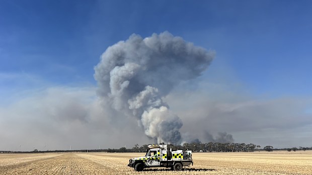 VICTORIAN BUSHFIRES: Little Desert fire - 3.2.25