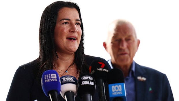 La gerente ejecutiva de ABL, Laura Kane, habló con los medios de comunicación durante una llamada de los medios el 10 de abril de 2025 en el Barosa Park en Lindok, Australia. (Foto Morgan Hancock/AFL Fotos/Getty Images)