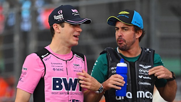 Franco Colapinto e Fernando Alonso raccontano la parata dei piloti prima del Gran Premio di F1 di Singapore.