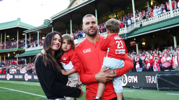 Lance Franklin of the Swans farewells the crowd with his wife Jesinta Franklin and children during a lap of honour during the round 24 AFL match between Sydney Swans and Melbourne Demons at Sydney Cricket Ground, on August 27, 2023