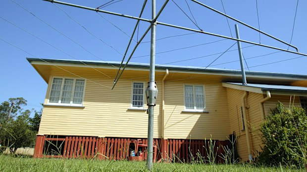 A hills hoist in the back yard of a Brisbane house.
