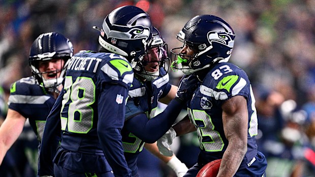 Seattle Seahawks oyuncuları kutlama yapıyor.