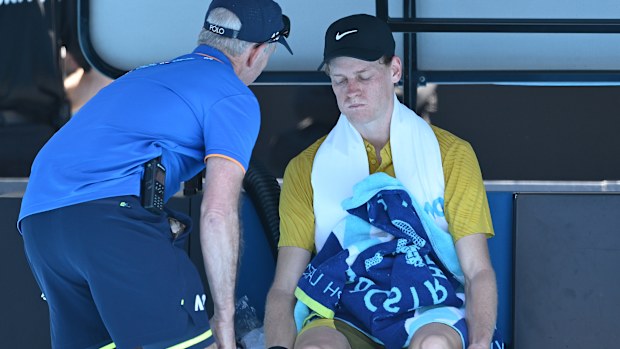 Jannik Sinner, aşırı sıcaklarda tıbbi müdahale alıyor.