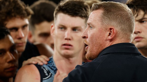 MELBOURNE, AUSTRALIA - MAY 20: Michael Voss, Senior Coach of the Blues addresses his players during the 2022 AFL Round 10 match between the Carlton Blues and the Sydney Swans at Marvel Stadium on May 20, 2022 in Melbourne, Australia. (Photo by Michael Willson/AFL Photos)