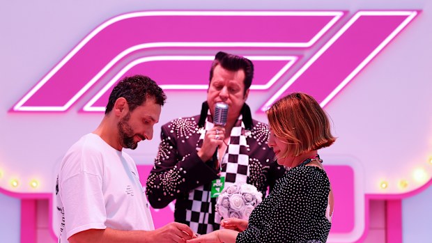 Bir çift, Las Vegas Grand Prix'sinde Elvis taklidi yapan birinin eşliğinde evleniyor.