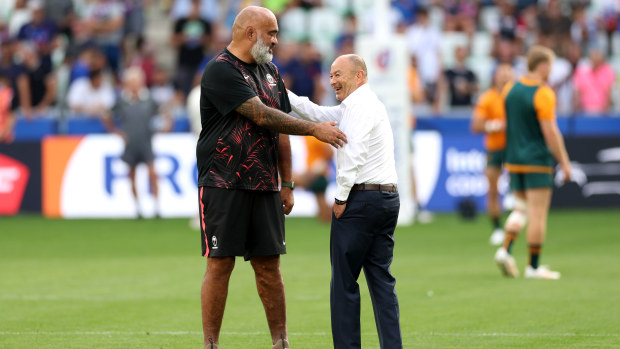 Simon Raiwalui of Fiji speaks with Eddie Jones of Australia.