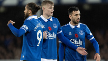 Jarrad Branthwaite of Everton forms a defensive wall with team mates Dominic Calvert-Lewin and Dwight McNeil il