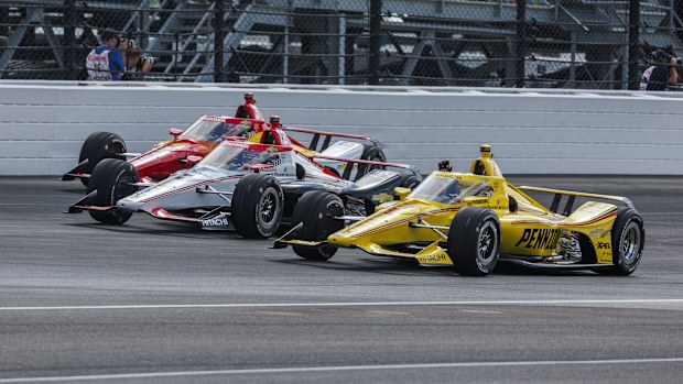 Racing car driver wants Power, Scott McLaughlin and Josef Newgarden, all from Team Penske, led a parade round through the first round during the 2024 Indy 500 on the Indianapolis Motor Speedway. (Photo by Jeremy Hogan/SOPA Images/Light rocket about Getty Images)