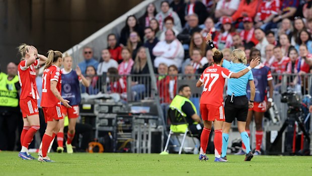 MUNICH, GERMANY - APRIL 25: red card for Franziska Kett of FC Bayern Muenchen during the UEFA Women's Champions League 2025/26 Semi-Final First Leg match between FC Bayern München and FC Barcelona at Munich Football Arena on April 25, 2026 in Munich, Germany. (Photo by Stefan Matzke - sampics/Getty Images)