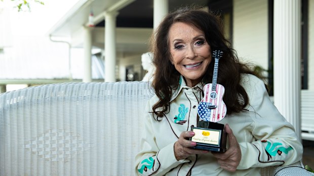 Loretta Lynn poses with her Cracker Barrels Country Legend Award at The Loretta Lynn Ranch on September 13, 2019 in Nashville, Tennessee.
