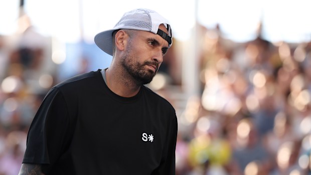 Nick Kyrgios en acción junto a la canadiense Leylah Fernández en su debut en dobles mixtos.