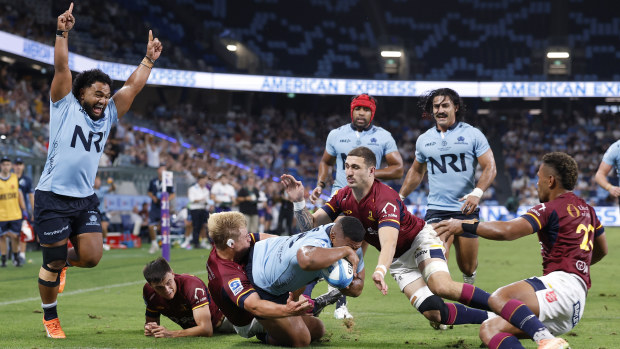 Siosifa Amone de los Waratahs anotó un try.